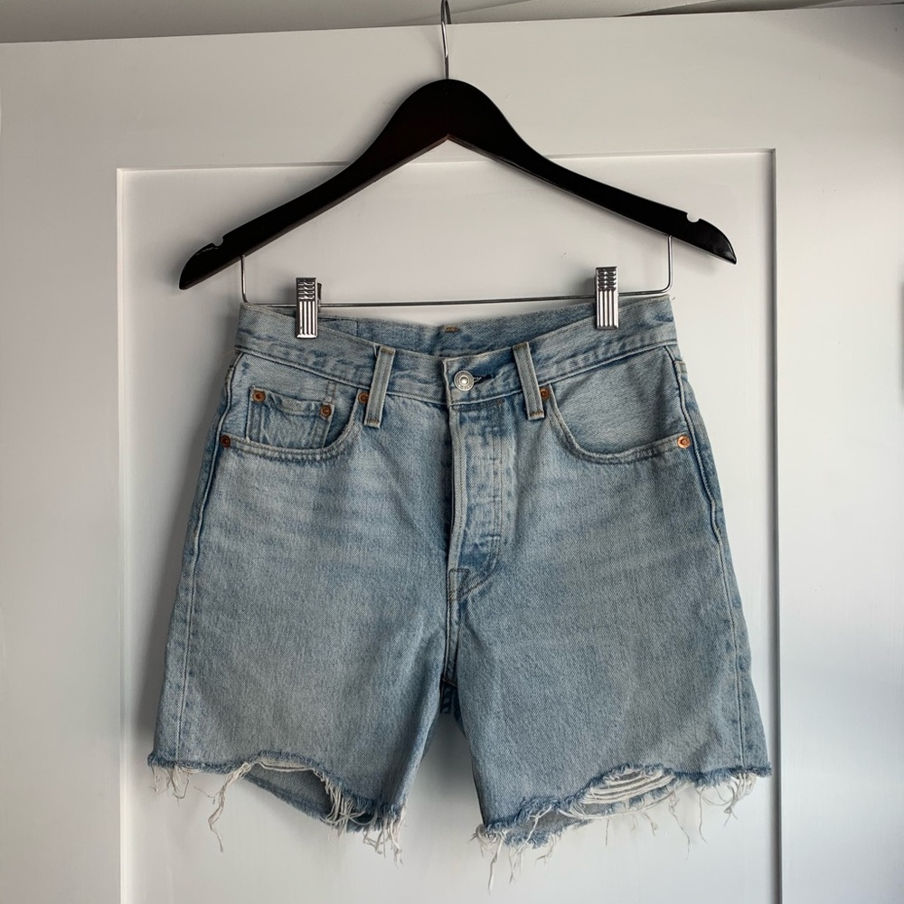 LEVI’S 501 mid thigh jean short